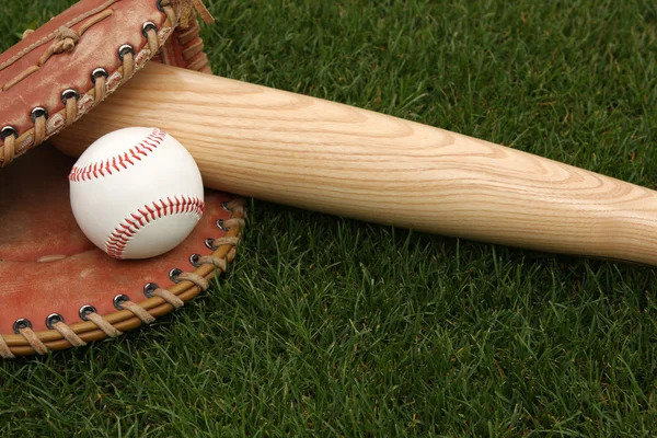 Béisbol y murciélago en la hierba — Foto de Stock