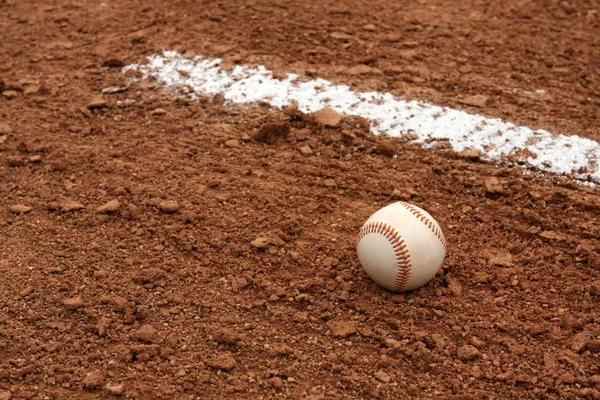 Baseball im Innenfeld — Stockfoto