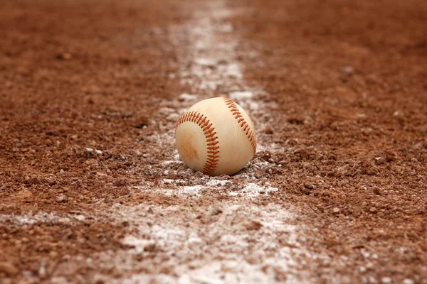 Baseball sulla linea del gesso — Foto Stock