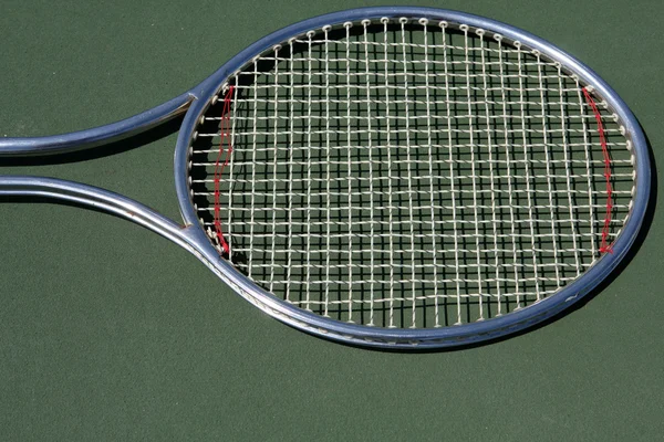Теннисная ракетка на корте — стоковое фото