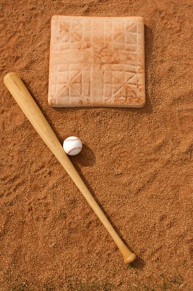 Béisbol y murciélago cerca de la base — Foto de Stock
