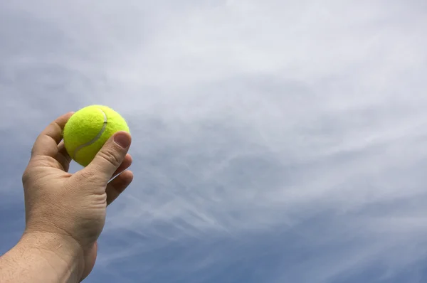 Pelota de tenis en la mano — Foto de Stock