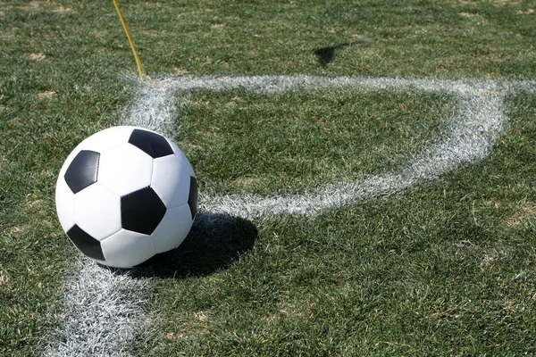 Fotbalový míč v rohu — Stock fotografie