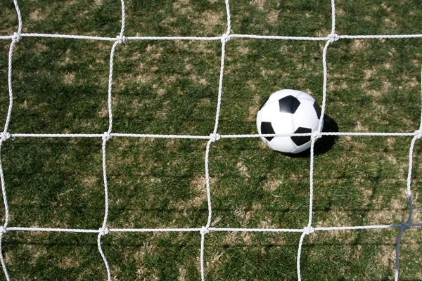 Футбольная сетка с мячом — стоковое фото