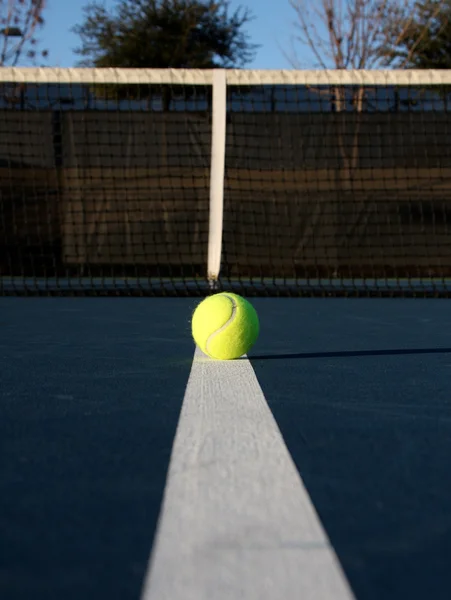 Balle de tennis sur le terrain — Photo