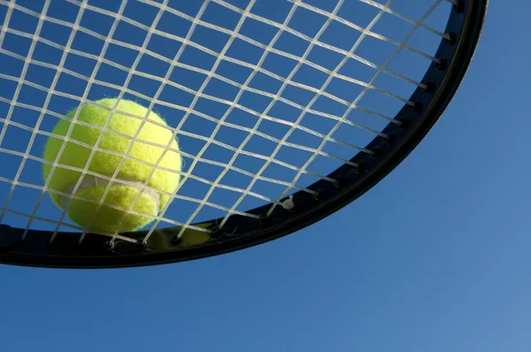 रॅकेटवर टेनिस बॉल — स्टॉक फोटो, इमेज