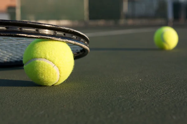 Tennisbal en racket — Stockfoto