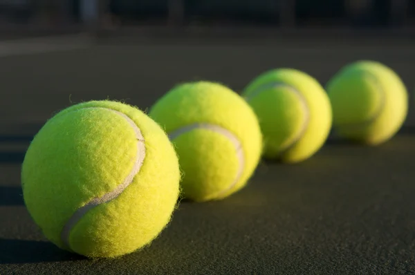 Línea de pelotas de tenis — Foto de Stock