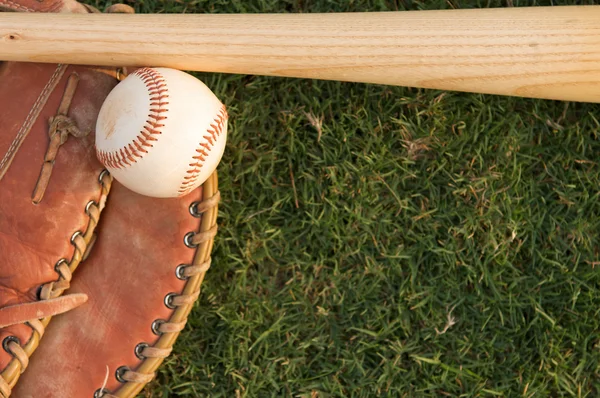 Baseball & denevér a fűben — Stock Fotó