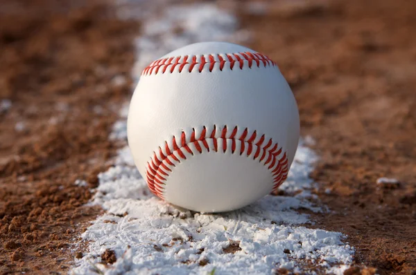 Baseball sur la ligne de craie — Photo
