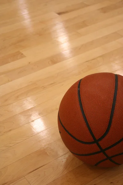 Basketbal op de hardhout — Stockfoto