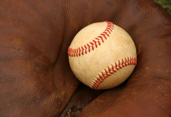 Béisbol en un guante —  Fotos de Stock