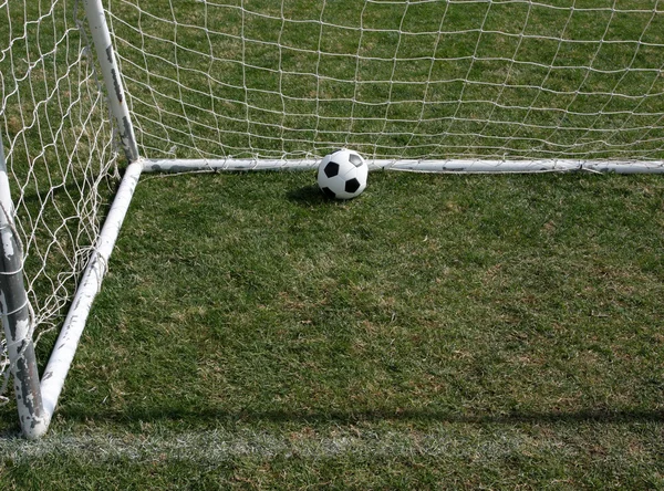 Футбольный мяч в воротах — стоковое фото