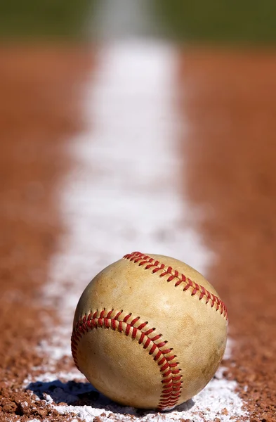 Béisbol usado en la línea de tiza — Foto de Stock