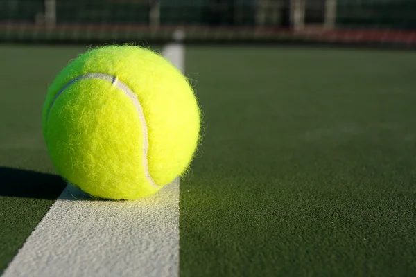 Tennisbal op de baan — Stockfoto