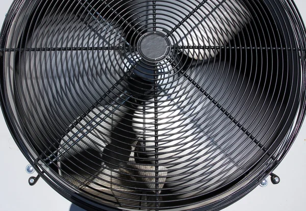 Вентилятор Spinning Air Conditioner — стоковое фото