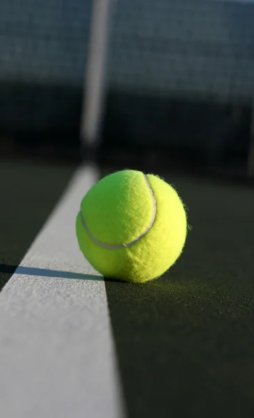 Vinklad vy av en tennisboll — Stockfoto