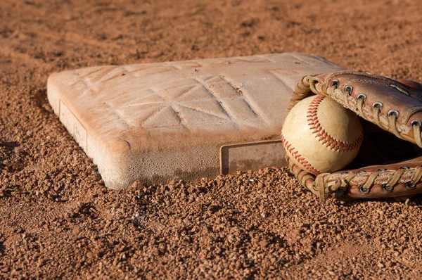 Baseball poblíž druhá základna — Stock fotografie