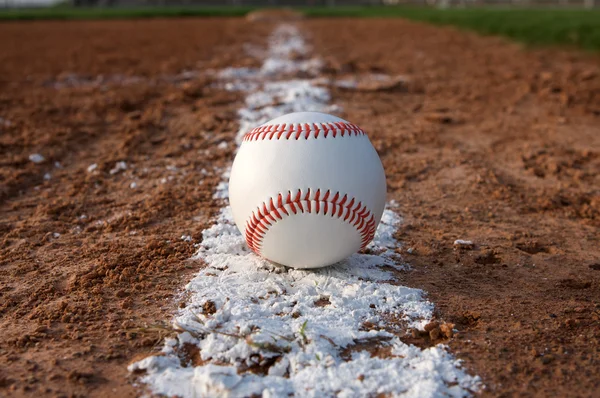 Honkbal op de lijn — Stockfoto
