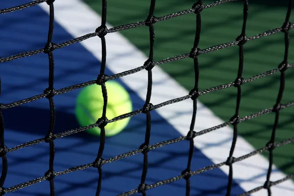 Теннисный корт Сеть с мячом в фоновом режиме — стоковое фото