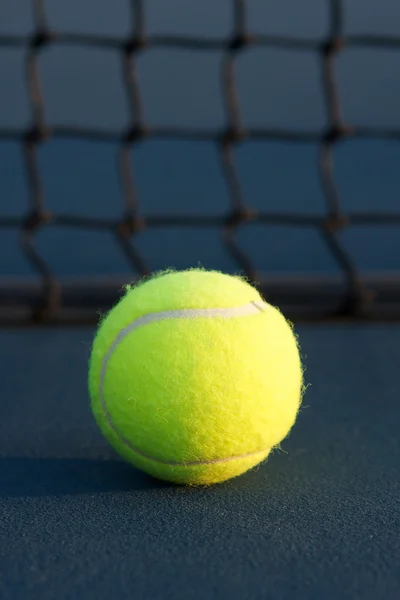Теннисный мяч и сетка — стоковое фото