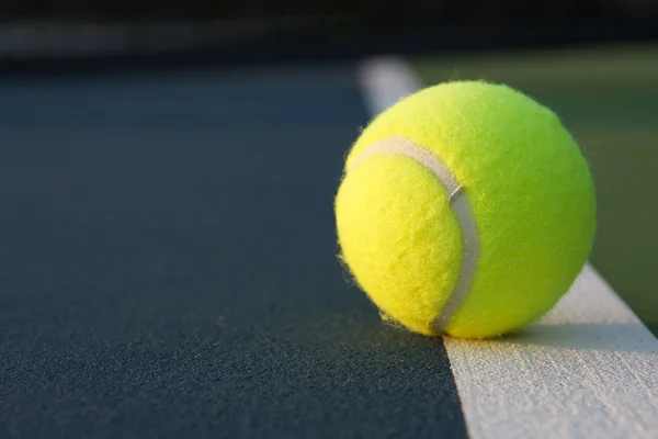 Palla da tennis in campo — Foto Stock