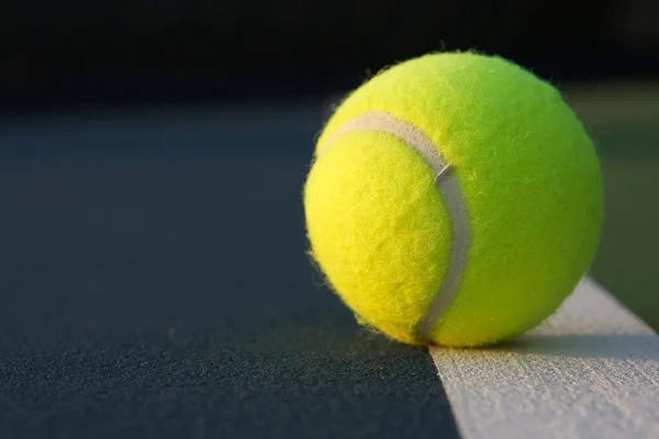 Μπάλα του τένις σε γήπεδο μπλε — Φωτογραφία Αρχείου
