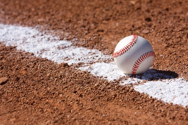Honkbal op de krijt lijn — Stockfoto