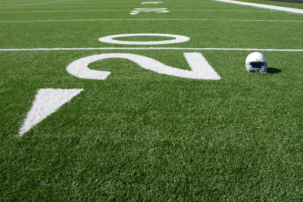 Futbol amerykański hełm na pole — Zdjęcie stockowe