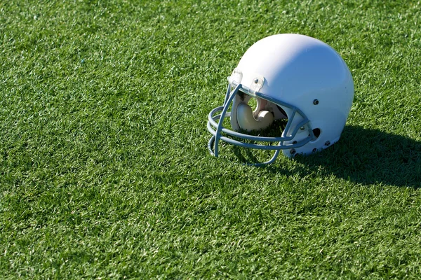 美式橄榄球头盔上字段 — 图库照片