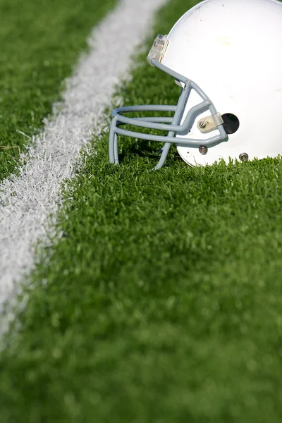 American Football Helm auf dem Spielfeld — Stockfoto