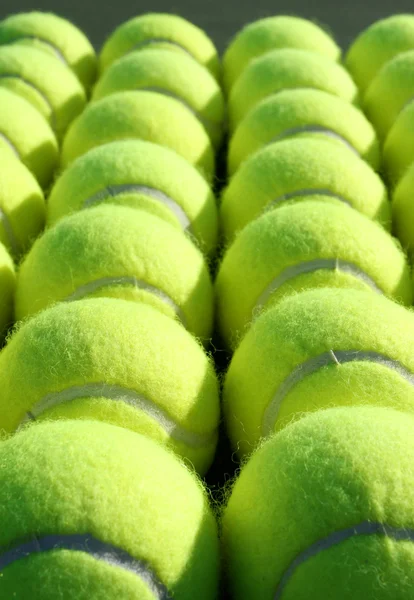 Linien von Tennisbällen — Stockfoto