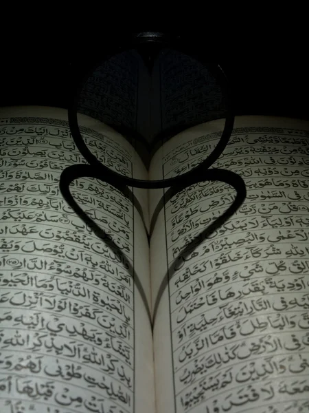 Al Qur'an with love. — Stock Photo, Image