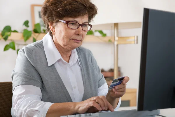 コンピューター上の年配の女性 — ストック写真