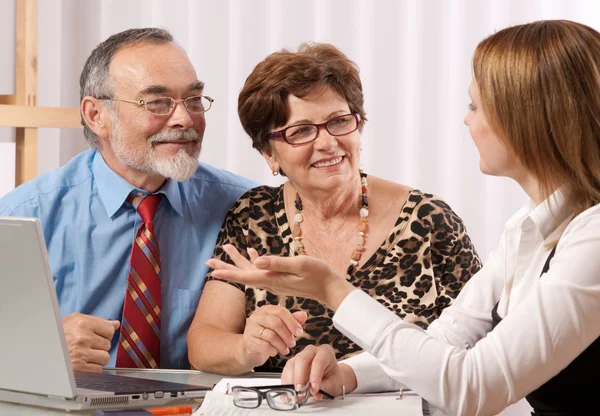 Reunión de pareja mayor con asesor financiero —  Fotos de Stock