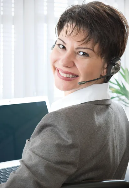 Callcenter-Frau mit Headset — Stockfoto
