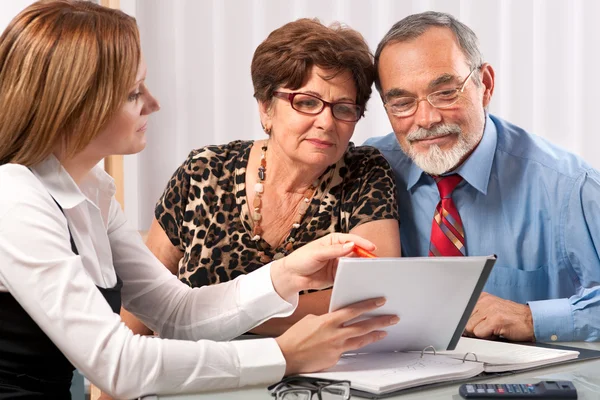 Senior koppel ontmoeting met financieel adviseur — Stockfoto