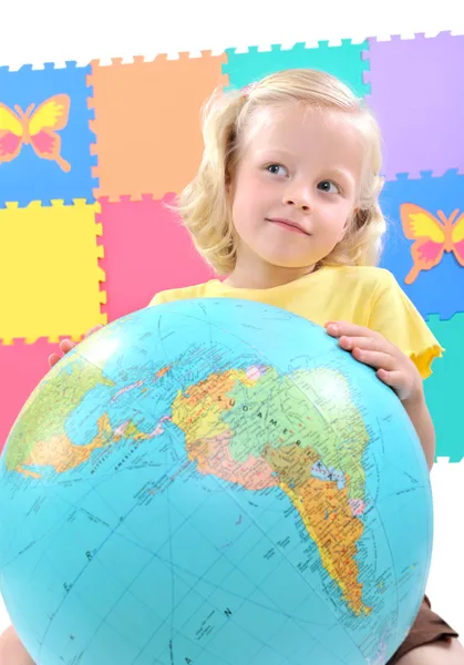 Ребенок держит глобус — стоковое фото