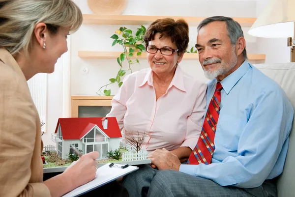 Senior couple discussing with consultant — Stock Photo, Image