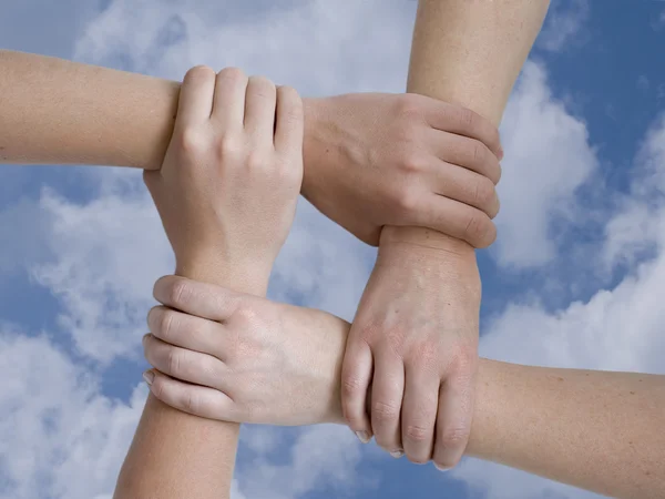 Объединенные руки на фоне неба — стоковое фото