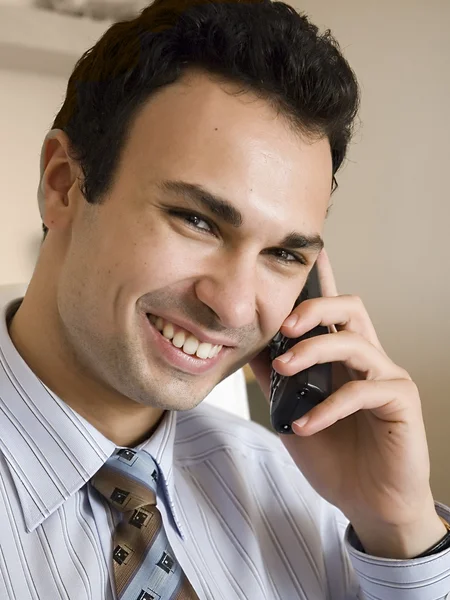 Jovem empresário ao telefone — Fotografia de Stock