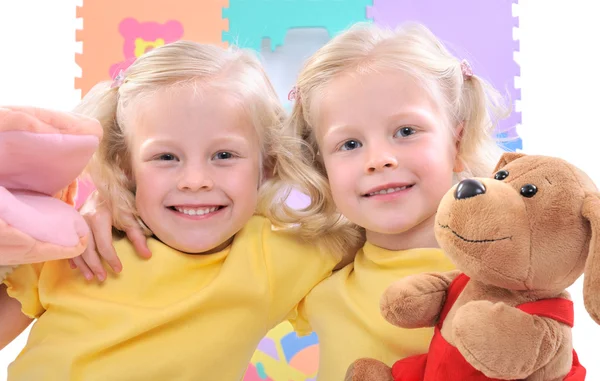 Sarışın ikiz kızlar — Stok fotoğraf