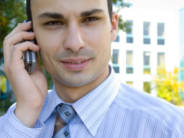 Joven hombre de negocios al teléfono — Foto de Stock