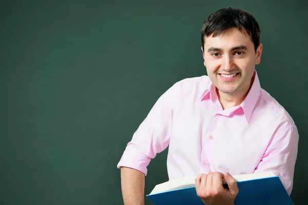 Estudante sorrindo ou professor no quadro-negro — Fotografia de Stock