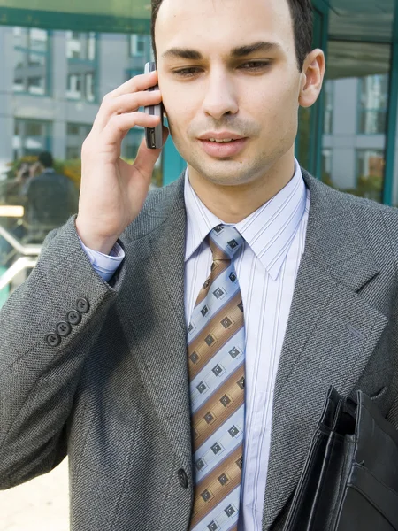 Genç işadamı telefonda. — Stok fotoğraf