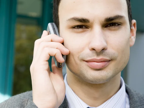 Молодой бизнесмен по телефону — стоковое фото