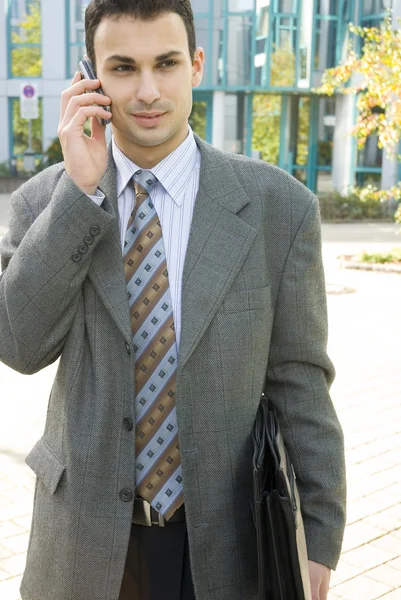Ung affärsman på telefon — Stockfoto