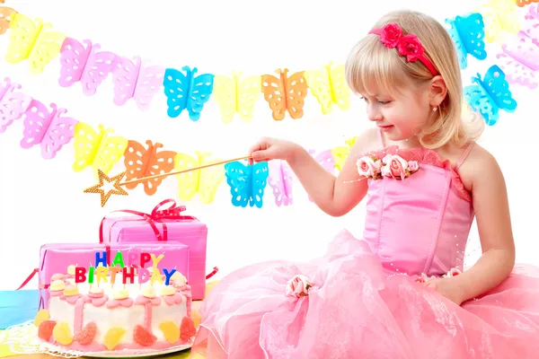 Malá princezna a její narozeninový dort — Stock fotografie