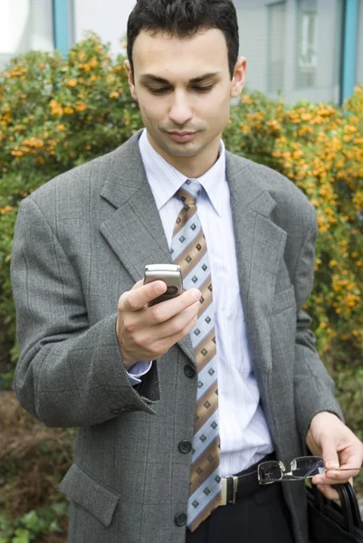 Jeune homme d'affaires au téléphone — Photo