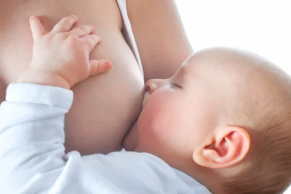 Mãe está amamentando seu bebê — Fotografia de Stock
